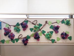 ぶどうの壁面製作のアイデア7選 １歳児、２歳児、３歳児、４歳児男性保育士あつみ先生の保育日誌 おすすめ絵本と制作アイデア