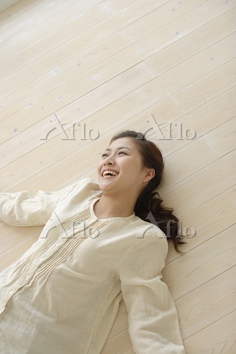 床に寝転ぶ赤ちゃん - No: 1305652写真素材なら「写真AC」無料 フリー ダウンロードOK