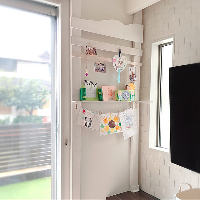 わしず こころ 収納プロデューサー @静岡．子供の作品 どう仕舞う！？ ＼ 段々と増えていく子供の作品の収納になやまれているママさんも多いのではないでしょうか？形も大きさも一つ一つ違うし、厚みのある立体的なものもある。確かに収納しにくいですよね