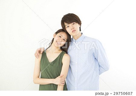 肩を寄せ合って喜ぶ笑顔の若い夫婦 カップル の水彩イラスト水彩の挿し絵屋さん