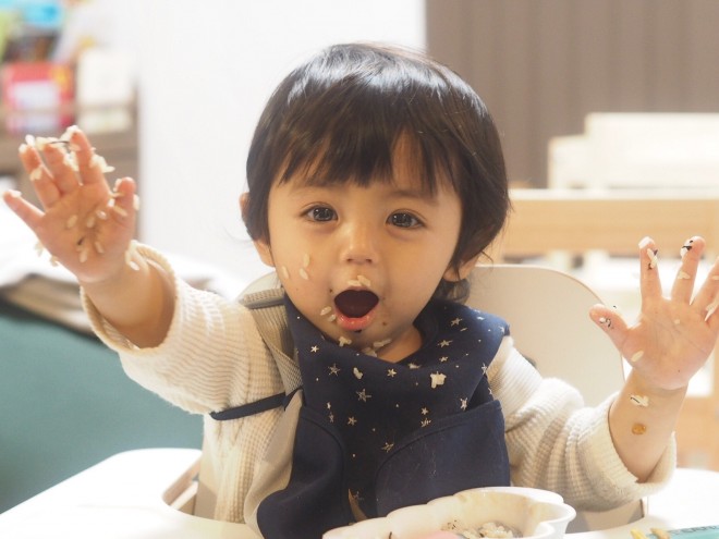 目が大きくてクリクリした小さな子供の写真・画像素材-Snapmart スナップマート