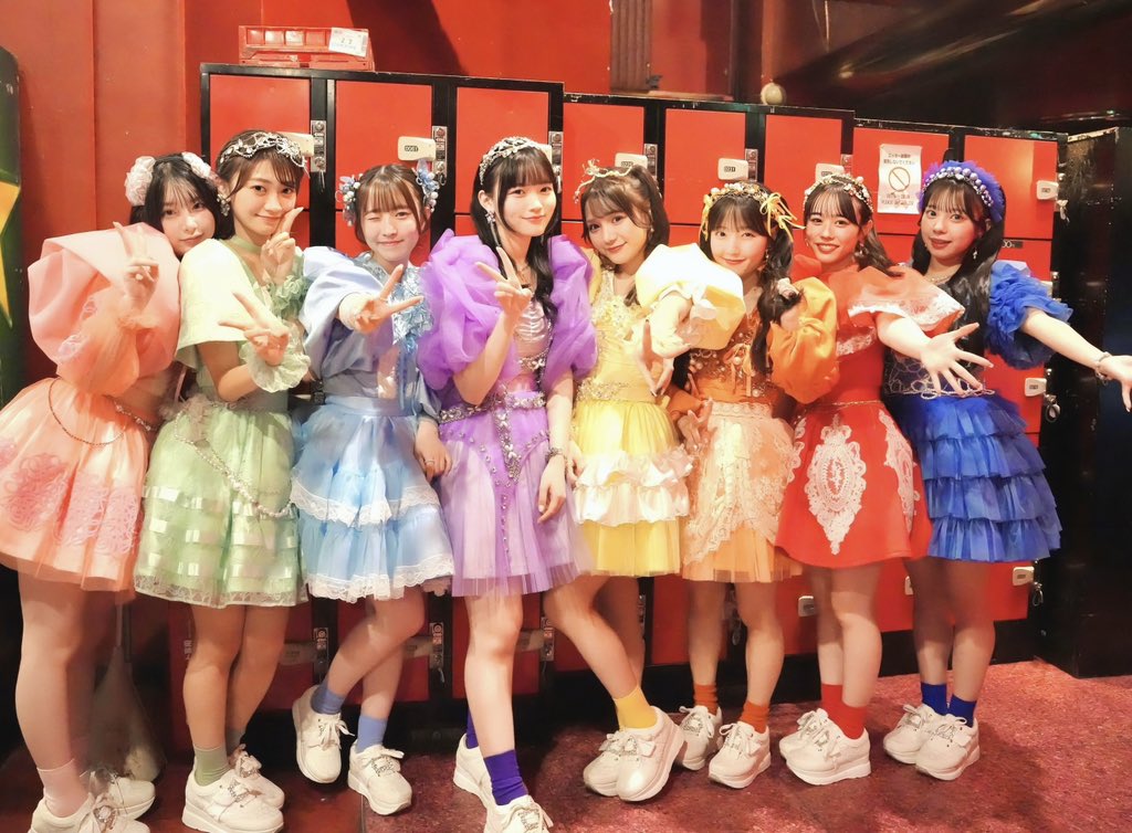 5人の制服を着る中学生男女の俯瞰のポートレート 10208001548 の写真・イラスト素材アマナイメージズ