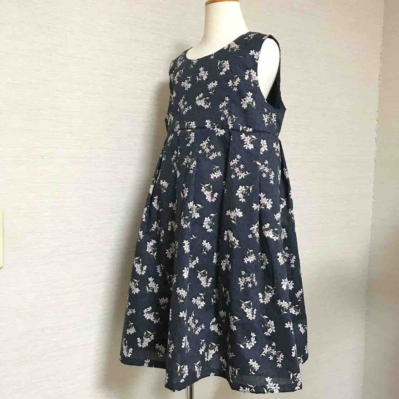 久しぶりのオーダーワンピースを作りました！ 5歳のお誕生日プレゼントですって. 幼児さんはピンク大好きな子が多いね〜♡ 生地は、リバティプリントのミシェル.上下裏地付き. 夏は一枚で、秋冬は重ね着で長く楽しめます. たくさん出番がありますように