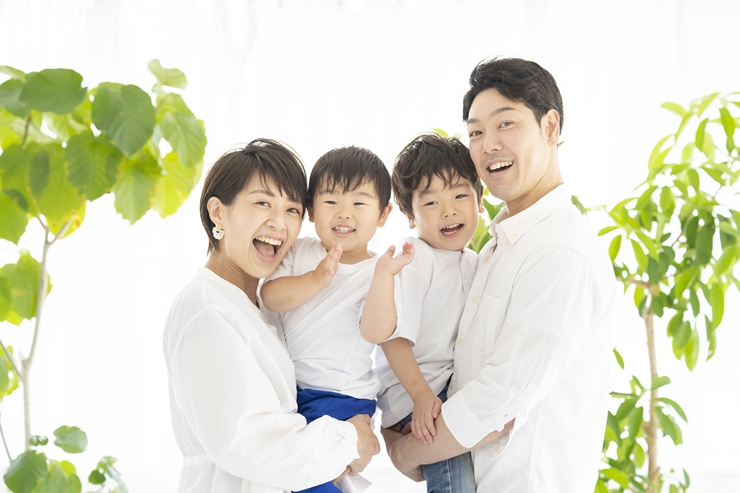 家族写真は自然でラフな雰囲気がトレンド！おしゃれなコーデ例を紹介写真館スタジオアリス写真スタジオ・フォトスタジオ