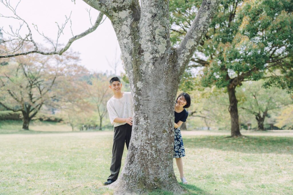 自然と笑って落ち着いた雰囲気」秋の公園で素敵なカップルフォトの撮影OurPhoto アワーフォト