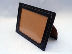 ランドセルを際立たせた振り返りショット👍かっこいい！ 入学フォトは、外でのロケーション撮影がおすすめです♪今の季節は暑すぎず、緑もキレイなので撮影にぴったり📷✨ 後撮りも承っておりますので、ぜひお気軽にご相談ください