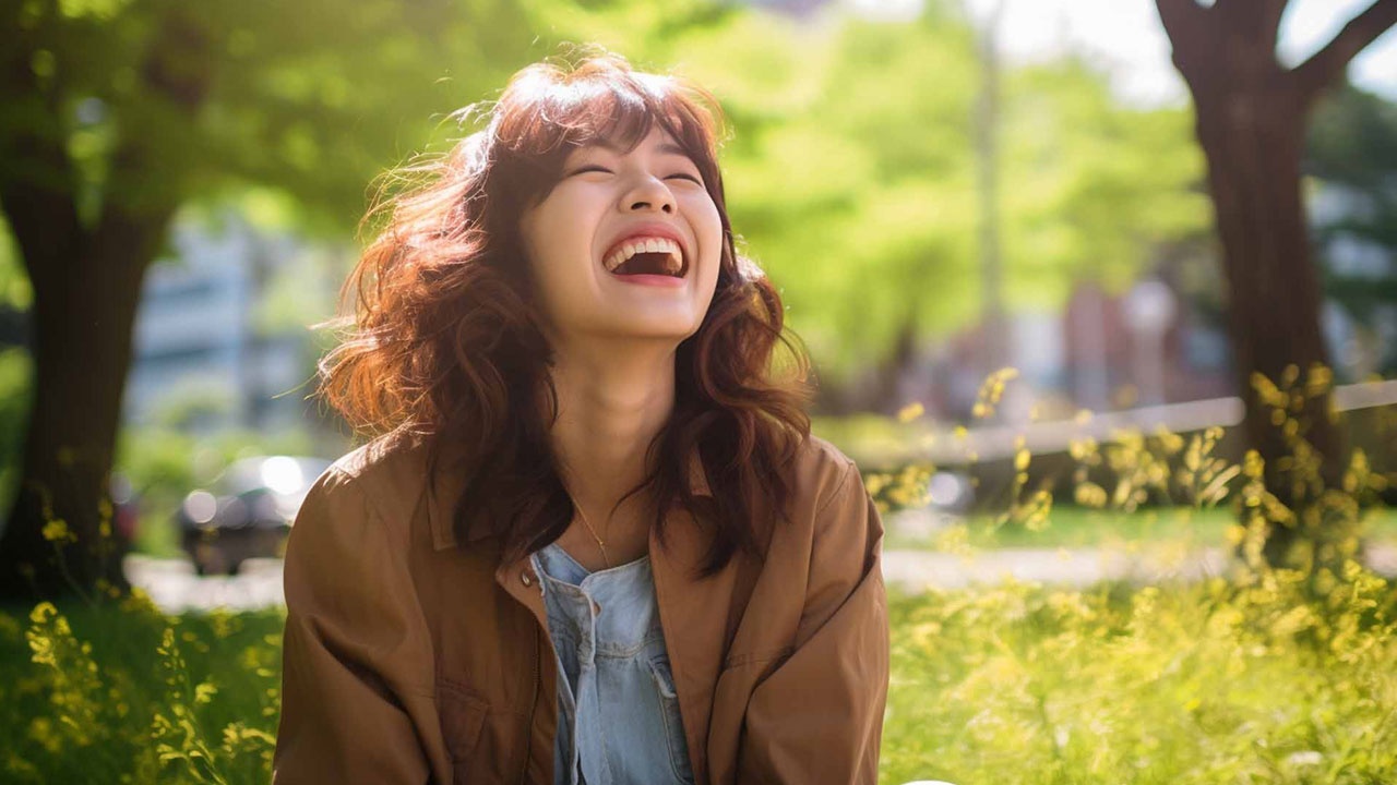 多様な多国籍の女の子のグループ、10代の友人の会社は楽しいこと、幸せな笑顔、黄色の背景にかわいいポーズ、ライフスタイルの人々の概念、アフリカ系アメリカ人 、アジア人、白人の写真素材・画像素材 Image 176189389