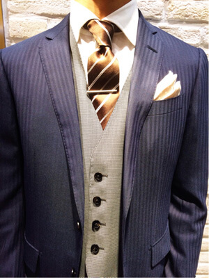 結婚式では祝いの場にふさわしいネクタイを選ぼう！結び方やネクタイピンでも印象アップ - GINZA SAKAEYA スーツナビ