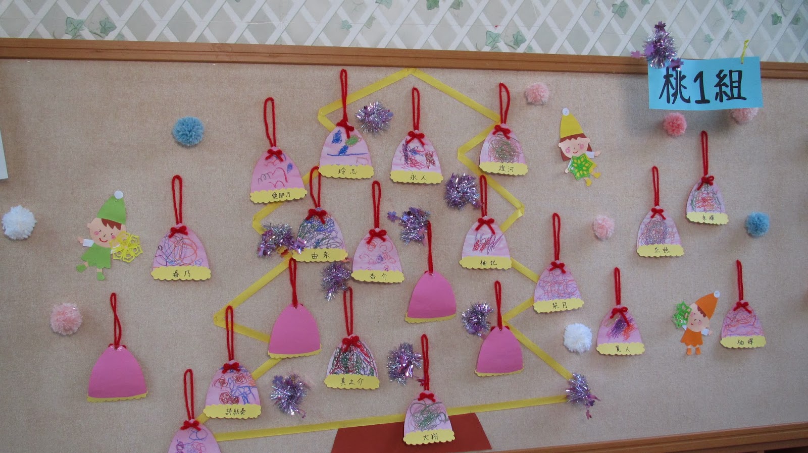 ２月の製作「ペンギンさんと白くまさん」氷の世界～指先を使って紙をちぎってみよう～