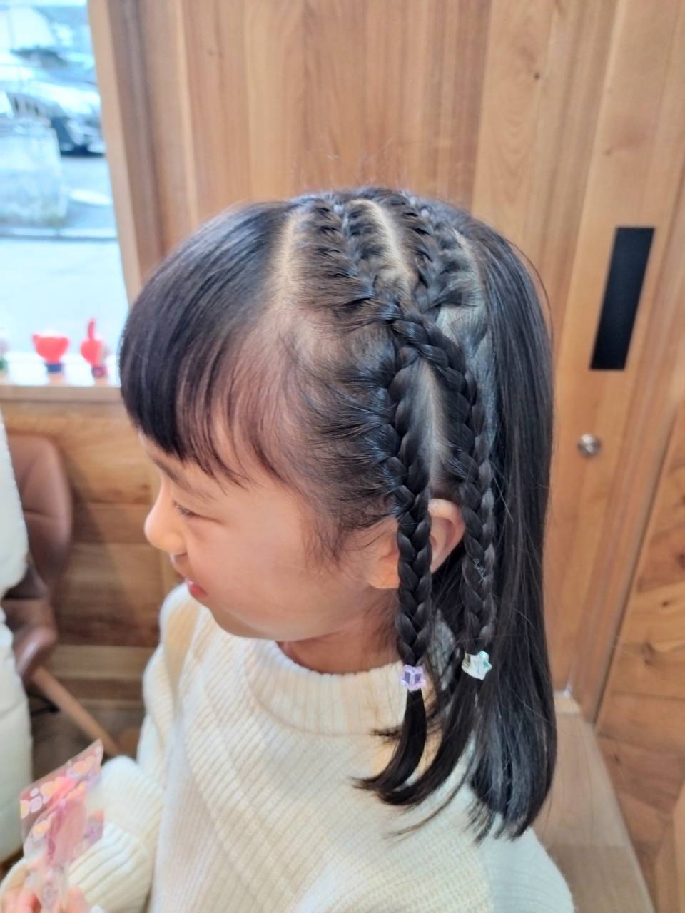 登園ヘア♡ シンプルにたまねぎ🧅♡ 小さい子のツインテールって前から見ても可愛いですよねー😍って前から写真撮ろうとしたらろくな写真が撮れませんでした😇 蛍光カラーのゴムが可愛い♡ 最近体操服アレンジばっかりだからそろそろゆるふわアレンジしたいな 🤔運動会