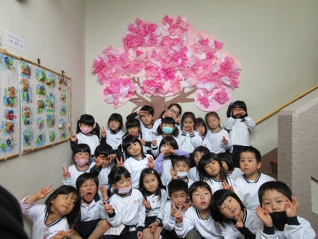 卒園式の飾り付け・フォトブース演出アイデア4選！保育の先生や卒対のママたちは そろそろ卒園式・卒業式の準備として 卒園・卒業の飾り付けアイデアを本格的に考える頃ではないでしょうか？ 私が保育雑誌PriPri掲載用に 作成した作品の中から、 お気に入りの卒園