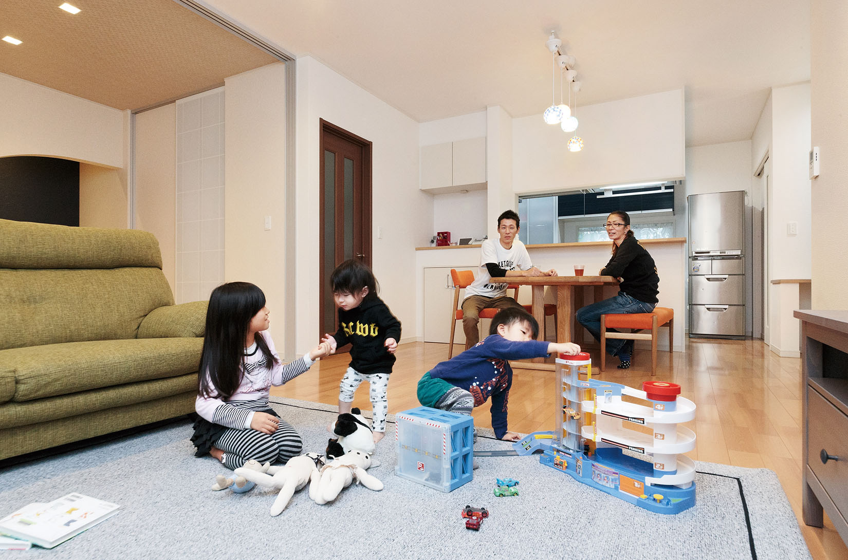 Happy Tuesday 🌻リビングインテリア @niiimi.3赤ちゃんのいる生活赤ちゃんのいる暮らしこどものいる暮らしリビングルーム 女の子ママ男の子ママ 新米ママ 新米パパ 男の子ベビー 女の子ベビー ベビフル ママカメラ ママスタイル 子育て 子育てぐらむベビー