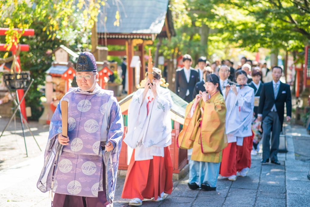神前式参列の服装 着物？それともワンピースやスーツ？男女別のマナー＆注意点を解説ゼクシィ