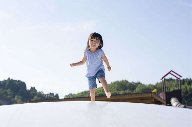 幼児の屋内トランポリン、トランポリンの子供屋外の子供トランポリン - たちは家のためのトレーニングおもちゃを運動し、55インチ GYMAXジーマックス幼児用トランポリン 55インチ 子供用トランポリン 下から上までのオールラウンドエンクロージャーネット