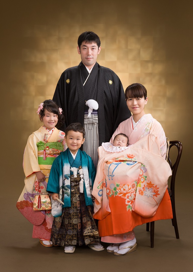 優しいお兄ちゃんと一緒に🍀初宮参りおめでとうございます！初宮参り・七五三なら「水天宮前写真館」お宮から徒歩１分のフォトスタジオ