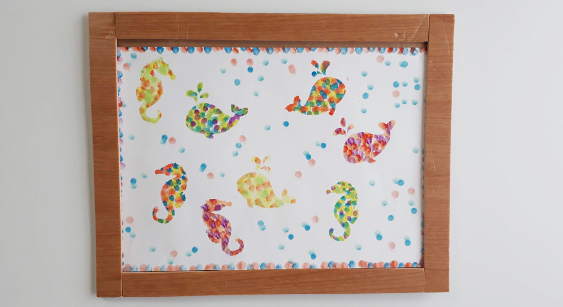 子供の作品を自作の額縁で部屋に飾るみどるさなぎ