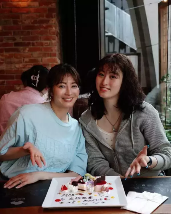 新山千春、娘の高校卒業式で親子ショット＆“最後”の手作り弁当披露「姉妹みたい」「彩り豊かで美味しそう」の声 - モデルプレス