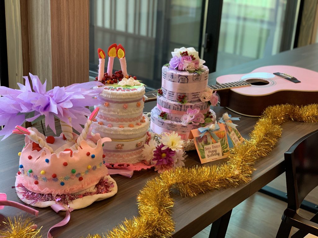 老人ホームでの誕生日パーティーのお祝いのための家族の再会 - 誕生日のストックフォトや画像を多数ご用意 - 誕生日, シニア世代, 老人ホーム -iStock