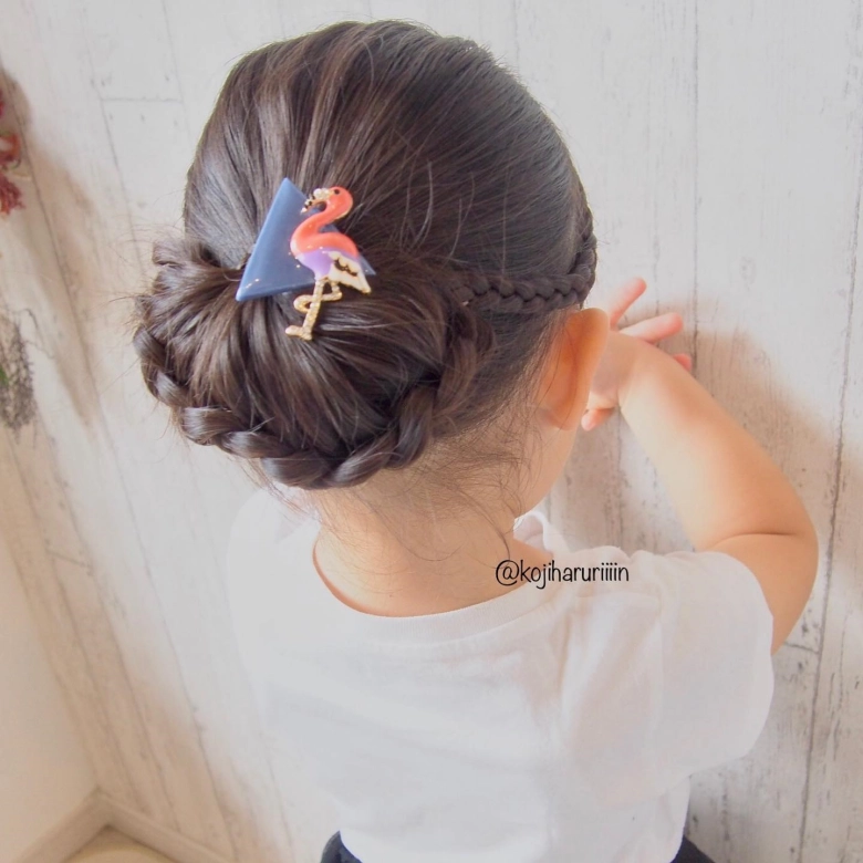 七五三アップヘアの第２弾です☺️💓, 全部ねじねじで作ってます💓, サイドから見ても可愛いのでおすすめです☺️👏🏻✨,これから七五三を迎える方も普段のアレンジにもお呼ばれにもどなたかの参考になりましたら嬉しいです🥹💓,キッズヘア キッズヘアアレンジ キッズアレンジ キッズヘアアクセサリー ヘアアレンジ解説 ヘアアレンジ動画 簡単ヘアアレンジ 七五三ヘア 七五三 七五三3歳 七五三7歳 七五三