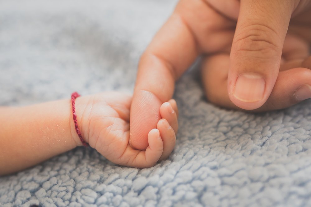 赤ちゃんに指をギュッと握られてほっこり。実は無意識になんでも握る反射だった!? 赤ちゃん大図鑑ダ・ヴィンチWeb