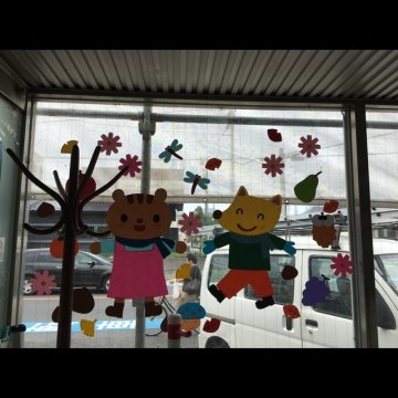 秋 落ち葉とリスの壁面飾り コンパクトサイズ 切り絵 yururi 通販 12136025Creema クリーマ