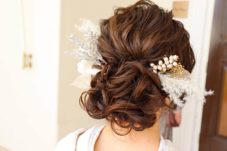 ミディアムヘアのプレ花嫁さま必見！髪型アレンジ3つのポイント - ドレッシーズ