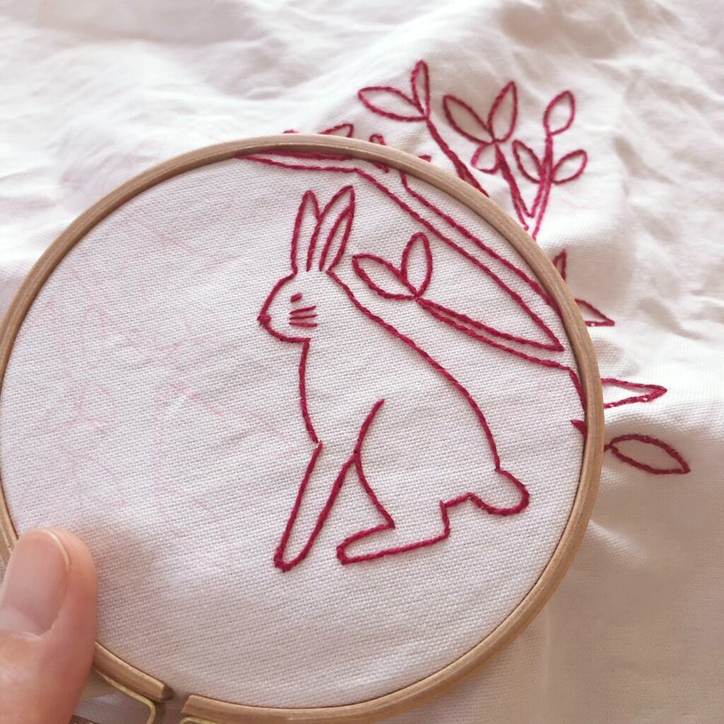 𖧷 ベビー服を巾着袋にリメイクしました𓈒𓏸𓐍 花柄プリントにお花の刺繍アップリケのロンパース❁ 胸元のお花刺繍を活用できるアイテムを考えました𓈒𓏸𓐍お花は一つづつ丁寧に洋服から外して 小さな巾着袋のデザインになるよう プリント柄とのバランスをみて縫い付け