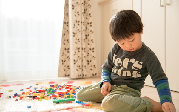 子どもの一人遊びは放置して大丈夫？0～6歳まで年齢別おすすめ一人遊びも知育・教育情報サイトorioriオリオリ