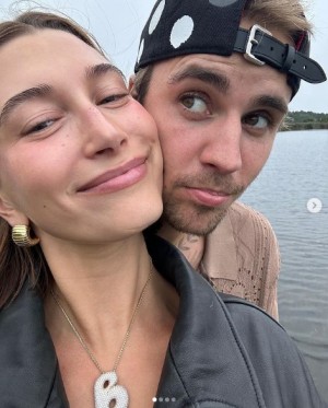 ポジティブ - Justin Bieberは、Haileyと息子のJackBluesと一緒にCoachellaの会場で撮った写真を公開し、ファンを驚かせました。2026年にこのフェスティバルのヘッドライナーの一人を務めることになっているこの歌手は、「4月に会おう」とシンプルながら力強いメッセージ