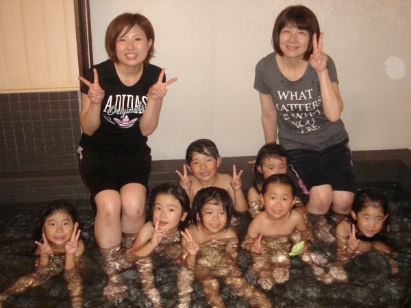 なかなかのカオス風呂が待機中の階段にも響いていたよ👹 これまでのわが家の節分はこちら💁‍♀️そっち系の鬼はズルい節分カオス階段待機中👹さあ始めようか育児育児日記子育て娘6歳2歳女の子親バカ部イラスト漫画お風呂イヤイヤ期