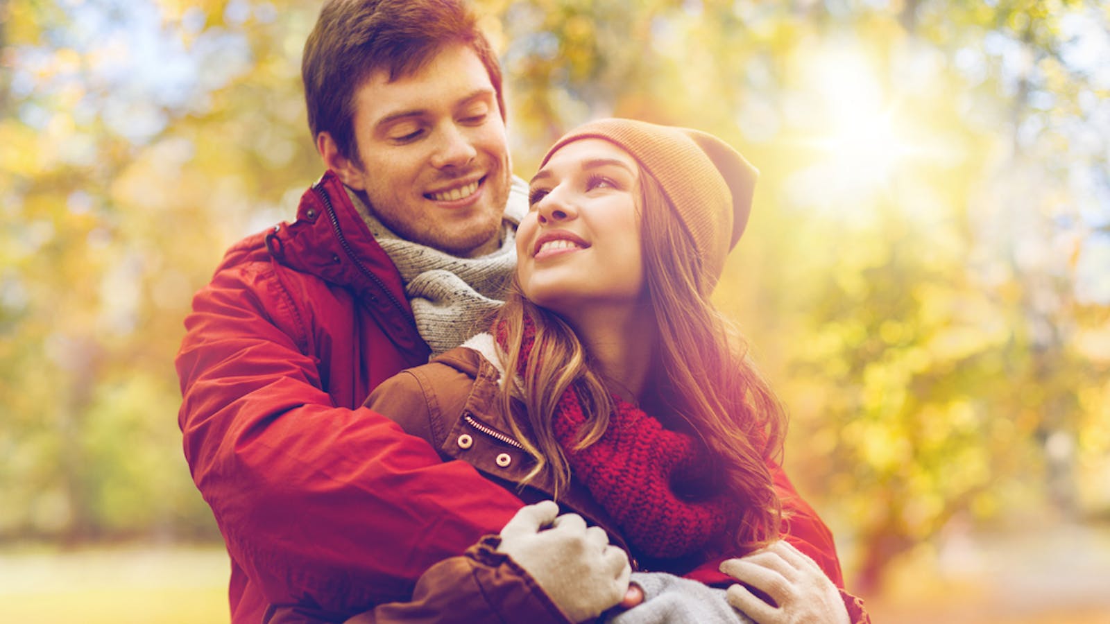 後ろから抱きしめる恋人の心理。後ろからのハグで彼氏＆彼女の愛情を感じる理由とは？Smartlog