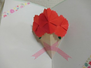 母の日 折り紙で簡単に作れる立体的なカーネーション