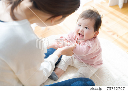 育児の写真素材写真素材なら「写真AC」無料 フリー ダウンロードOK