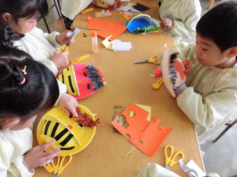 💗ビー玉転がしで鬼のパンツ💗 ビー玉転がし絵でできる綺麗な和柄模様が個人的に大好きです🎨 絵の具を何色か使ってもきれいだよ✨ ♡その他の製作遊びはこちら♡@momonoheya_hoiku製作 製作遊び 保育士 幼稚園教諭 保育士のたまご 保育教諭 保育士さんと繋がりたい