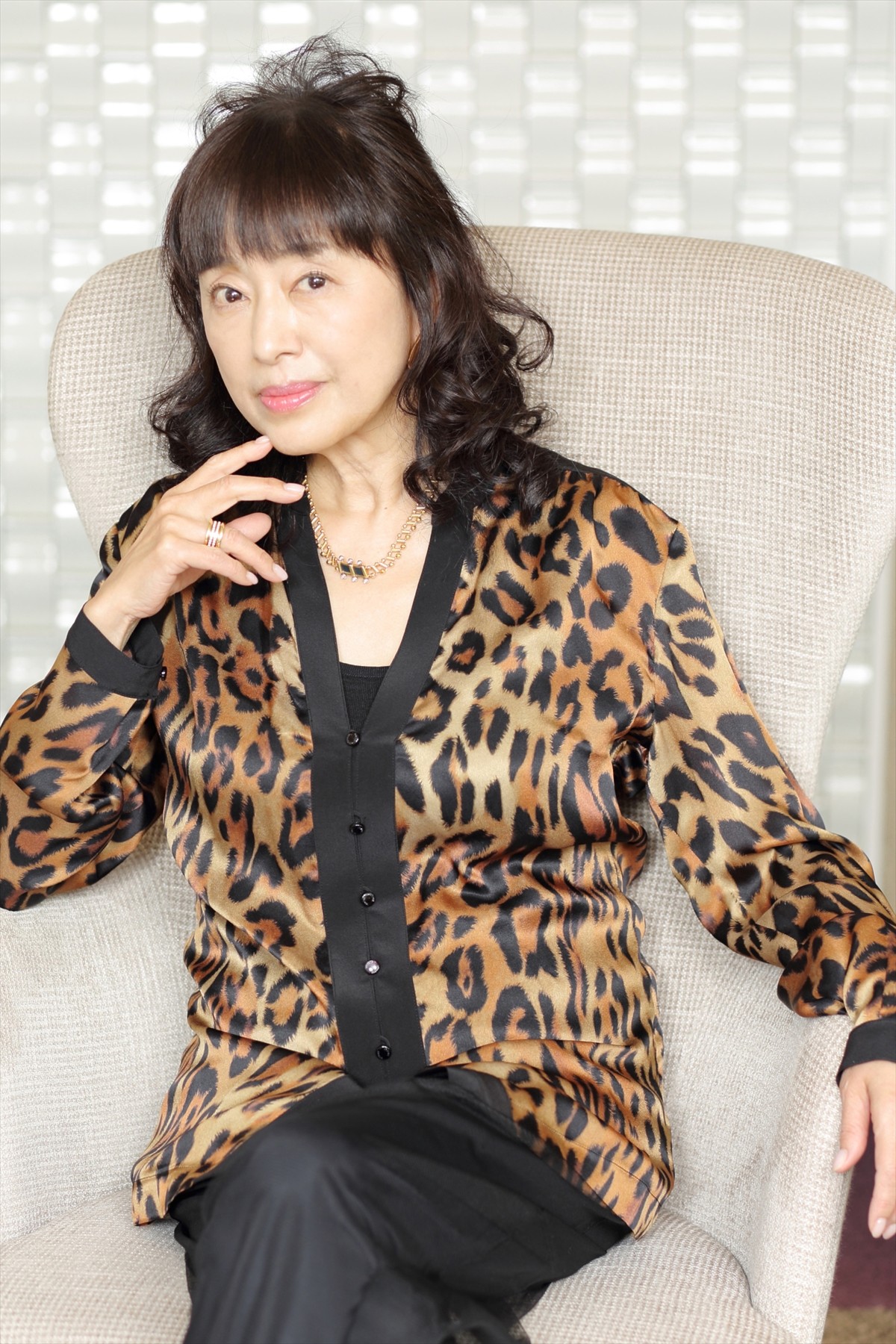 かたせ梨乃、制服姿は生涯現役？美脚支える秘訣は水泳まいどなニュース