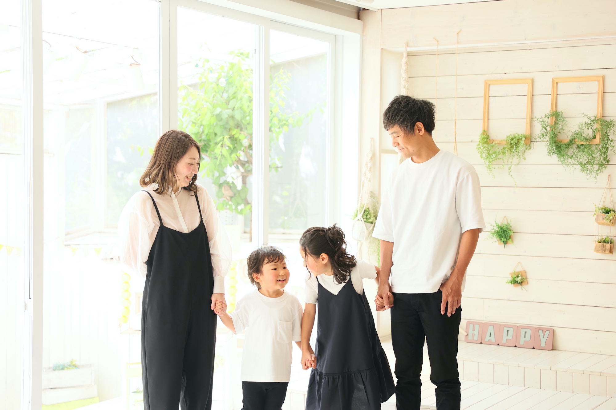 家族写真の服装はシーンに合わせて楽しもう！選び方のポイントを紹介写真館スタジオアリス写真スタジオ・フォトスタジオ