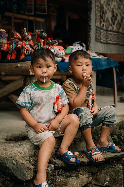 虹に座って手を振る笑顔の子供たちの水彩イラスト水彩の挿し絵屋さん
