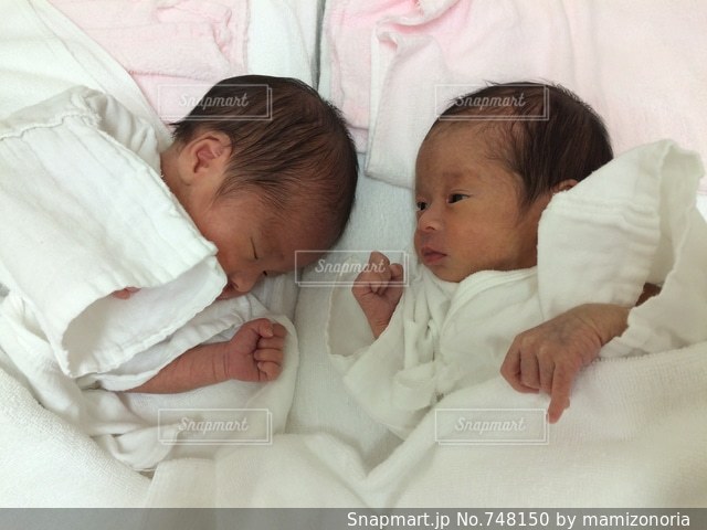 ポーズをとる双子の女の子 22751000331 の写真・イラスト素材アマナイメージズ