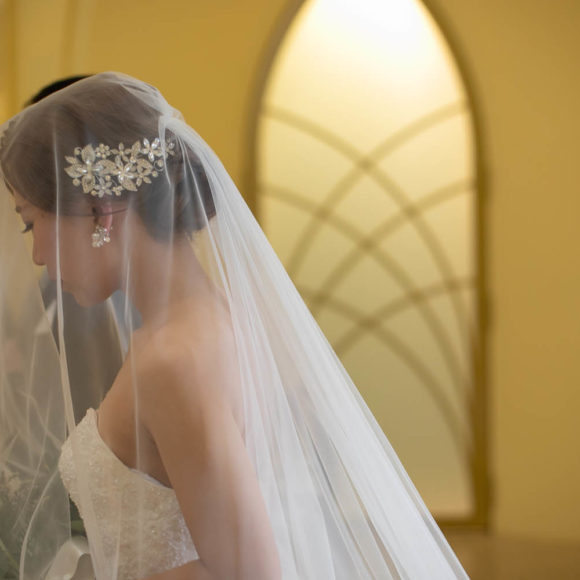 💒当日のヘアスタイル。 どシンプルの低めシニヨン。 ベールは、ドレスを邪魔しないように、ギャザーも刺繍も無しのものをチョイス！ ベールを試着する際には、顔の前に下ろした状態と、上げて後ろに流している状態、どちらも必ずチェックしましょうね🤟結婚式プレ