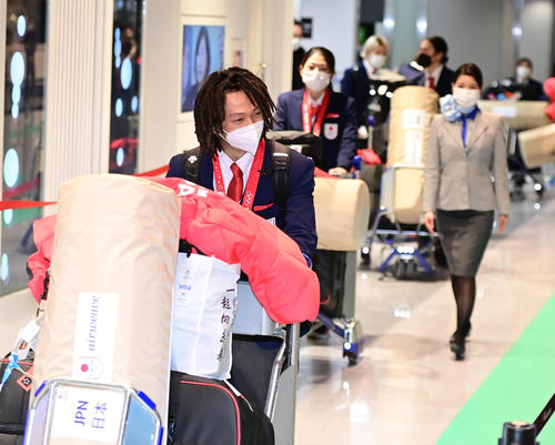 平野歩が今季初の頂点 スノボＷ杯男子 日本勢が表彰台独占 女子は清水Ｖ |