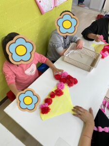 カーネーション』 工作・切り紙 ＊ 母の日の手作りプレゼントに❤️ ＊ ストーリーズから作り方をご紹介してる投稿に飛べます！ ＊@kazuyo_uehara ＊幼稚園保育園幼稚園教諭保育士児童館保育所小学校教諭幼児教室リトミックモンテッソーリ児童館