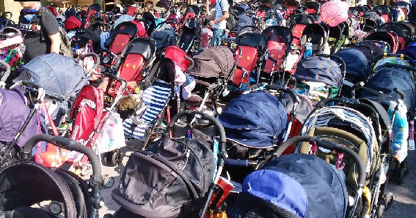 春ディズニーの持ち物まとめっ🌸💗💕 最近は40周年グッズいっぱいで ディズニーに行ってます🏰🌈🎈✨✨✨ 春は紫外線対策アイテム多め☀️朝と夜は寒いことも多いので、 カーディガンなどの羽織りも必須です！ マスクが任意になったので、 持っていくコスメが少し増え