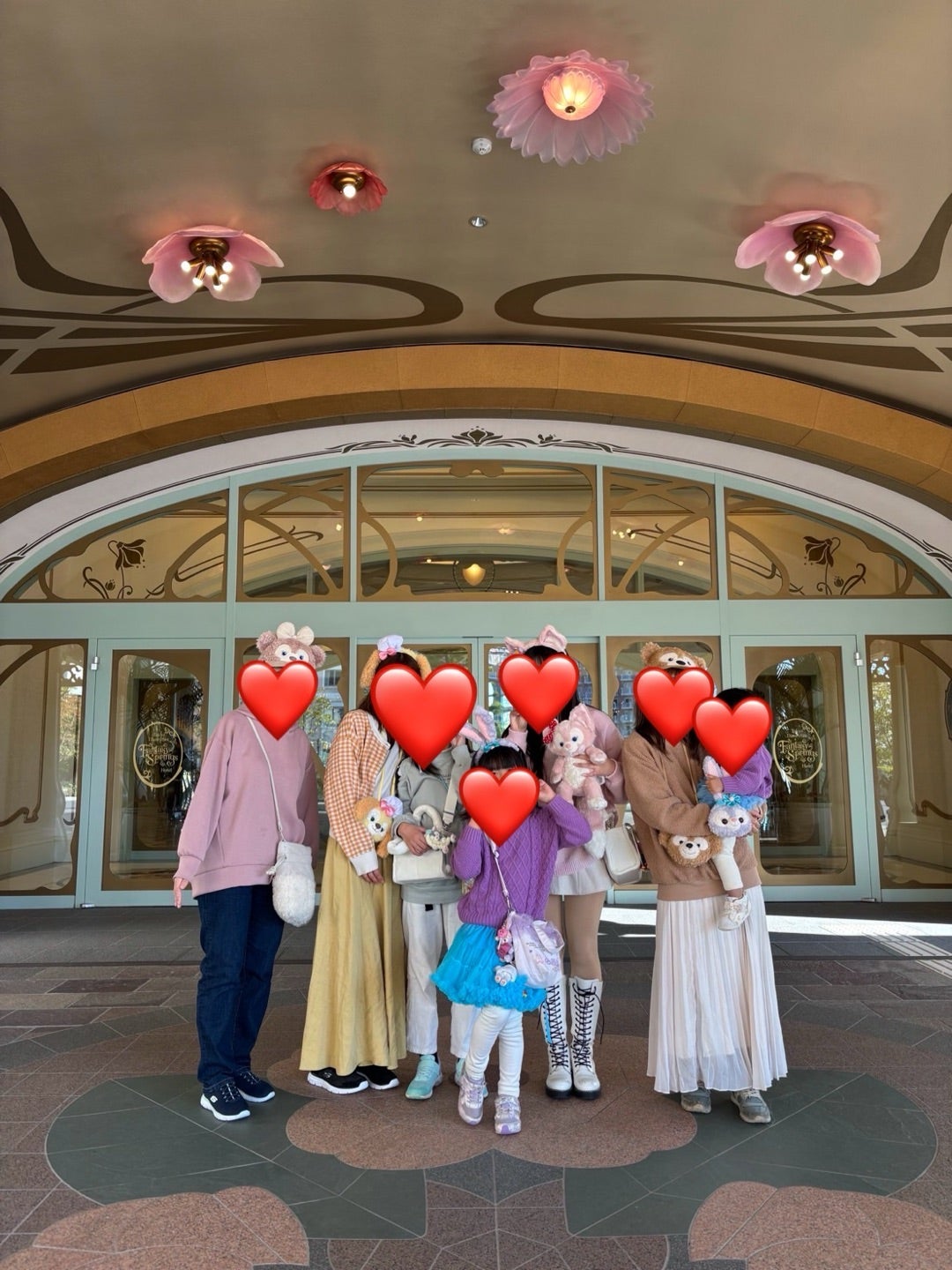 息子のディズニーデビュー🏰❤️ そんな楽しい思い出の1日を @swu__official のスウェットがさらに特別に彩ってくれた🌈 家族お揃いコーデ👨🏻👦🏻🧑🏻❤️ディズニーデビュー家族写真家族ディズニー子連れディズニーリンクコーデ1歳6ヶ月男の子ベビー