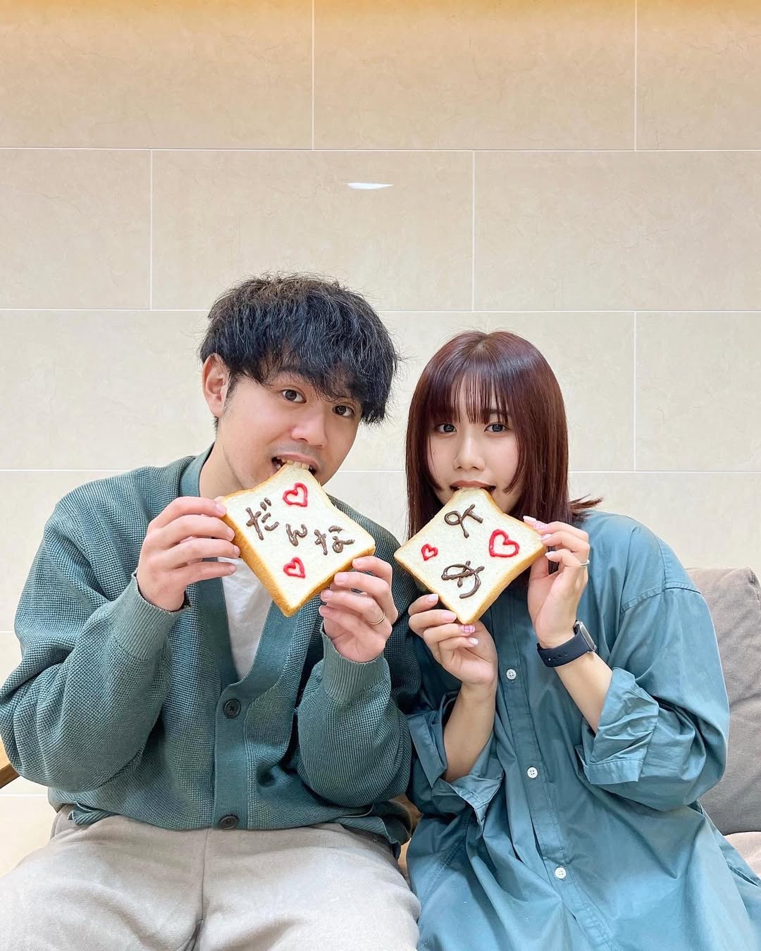 セルフ写真館ami. \\ 入籍・ウエディングフォトポーズ集part 2 !! おふたりだけのオリジナルに加えて参考にしてみてください💕 撮影中に見直せるように保存 しておくと便利です◎ 素敵な写真をたくさん撮ってくださいね！——————————————Instagram