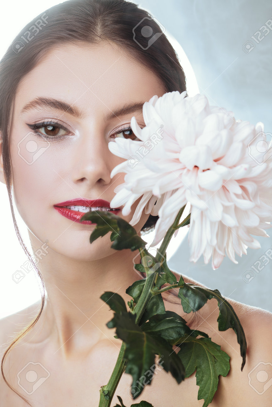 目が綺麗な女性」はモテる!? 綺麗な目の特徴&アイメイクのコツ「マイナビウーマン」