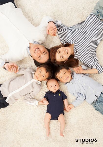 💛 撮っておきたい～！✨と思った方はコメント欄に📷マークで教えてください🥰～ファミリーフォトアイディア集～ ファミリーフォトとはずっと大切にしたい家族写真のこと。 お誕生日や普段での生活でも 子どもの写真はいっぱいあるけど、 意外と家族全員で撮ってる