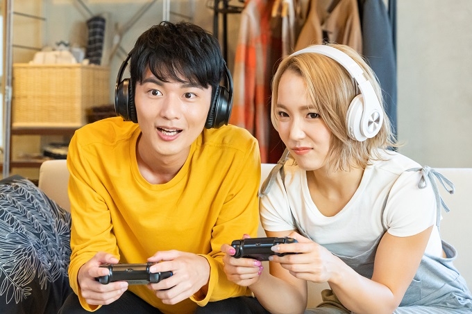 DEAR YOUNG MARRIED COUPLE REALIZATIONS - カードデッキ - カップル向けの楽しいゲーム -パートナーがどれだけよく知っているか見る52の質問 - デートや婚約したカップルのギフト - 会話のきっかけに