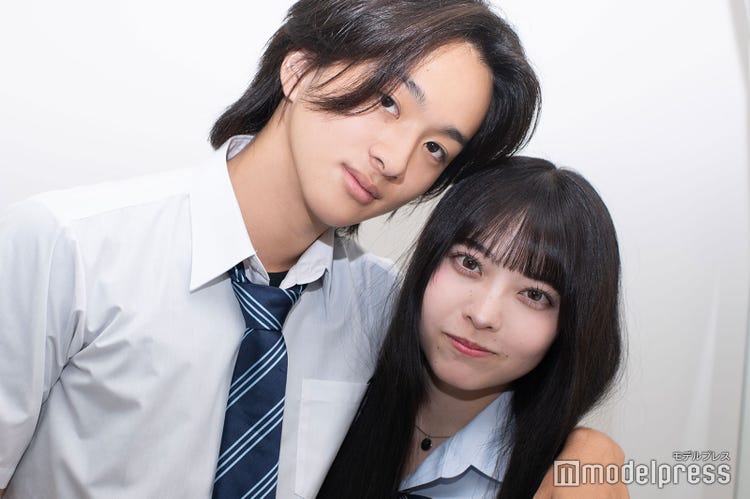 寄り添って寝る若いカップル 11069003785 の写真・イラスト素材アマナイメージズ