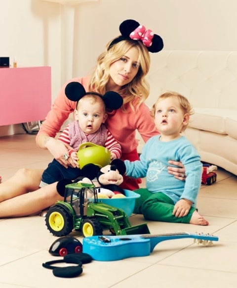 こんばんは🐈‍⬛🖤 今日はエルザホスクについて特集します！ どんな時でもオシャレなエルザホスク。 子どもがいるとは思えないプロポーションですよね！度々アップされる子どもとの写真がとっても素敵✨✨ 感想やどんな投稿が見たいかなど、コメントをもらえると、今後の