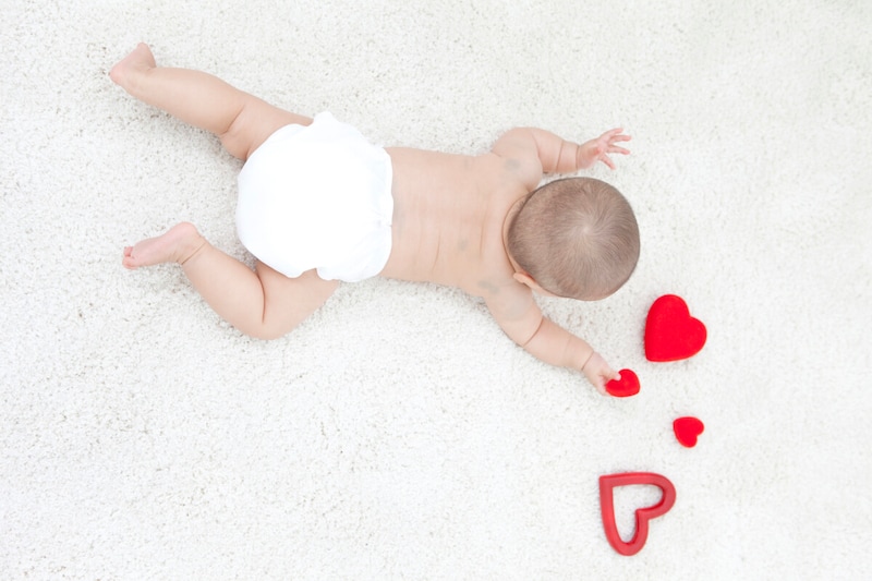 オムツ姿で手を伸ばす日本人の赤ちゃん30479172 の写真素材 - アフロ